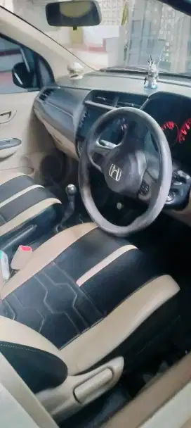Honda Brio putih tahun 2017