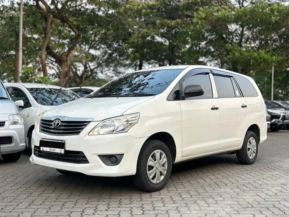 TOYOTA KIJANG INNOVA 2.0 J MT MANUAL BENSIN 2014 PUTIH KM 124RB