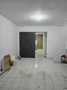 Rumah 2 lantai, Taman Royal, siap huni, bisa kpr