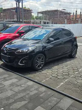 Dijual MAZDA 2 RZ Last Edition 2014 AT (Hitam)