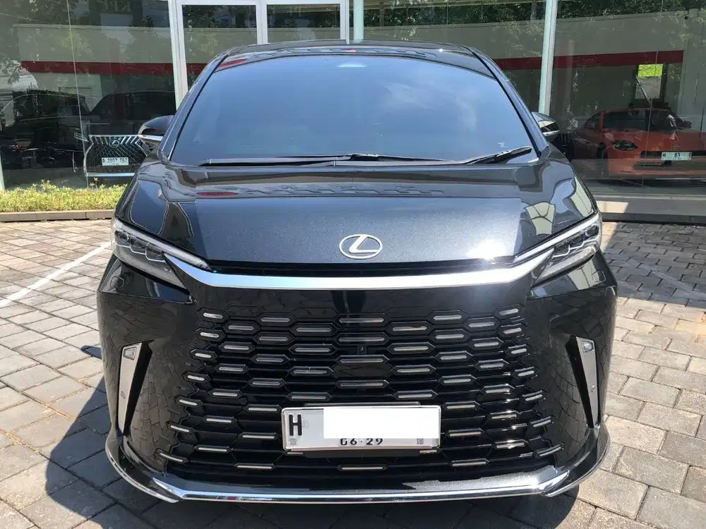 LEXUS LM350 Hybrid 2024 Hitam