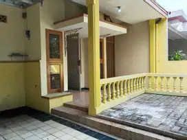 Disewakan rumah di galaxy luas tanah 133 baru renovasi dekat taman