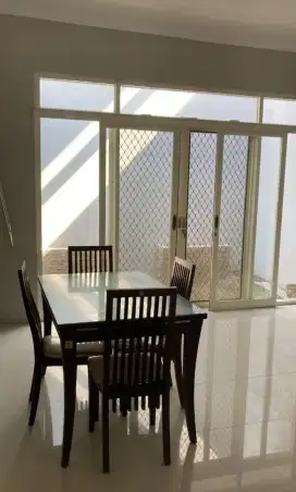 Disewakan rumah 2 lantai, murah dan full furniture