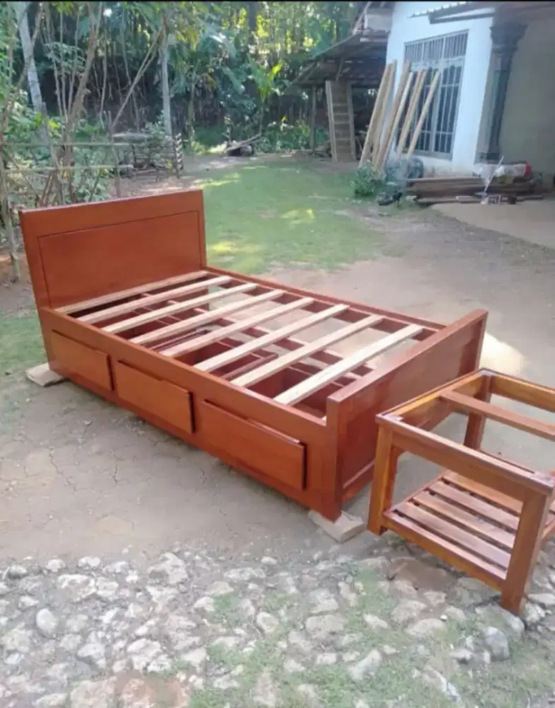 Jual tempat tidur bahan kayu mahoni dan jati