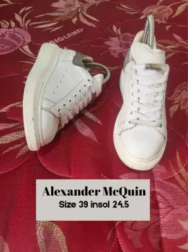Jual sepatu Alexander McQueen size 39 pemakaian kaki 40 bisa.