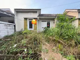 Dijual rumah standart lingkungan ramai depan lapangan atap baja ringan