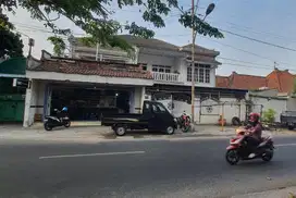 Rumah 2Lt Plus Ruang Usaha Strategis Tepi Jl Ramai Surakarta