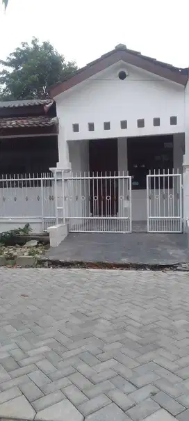 Rumah dijual lokasi strategis pinggir jalan