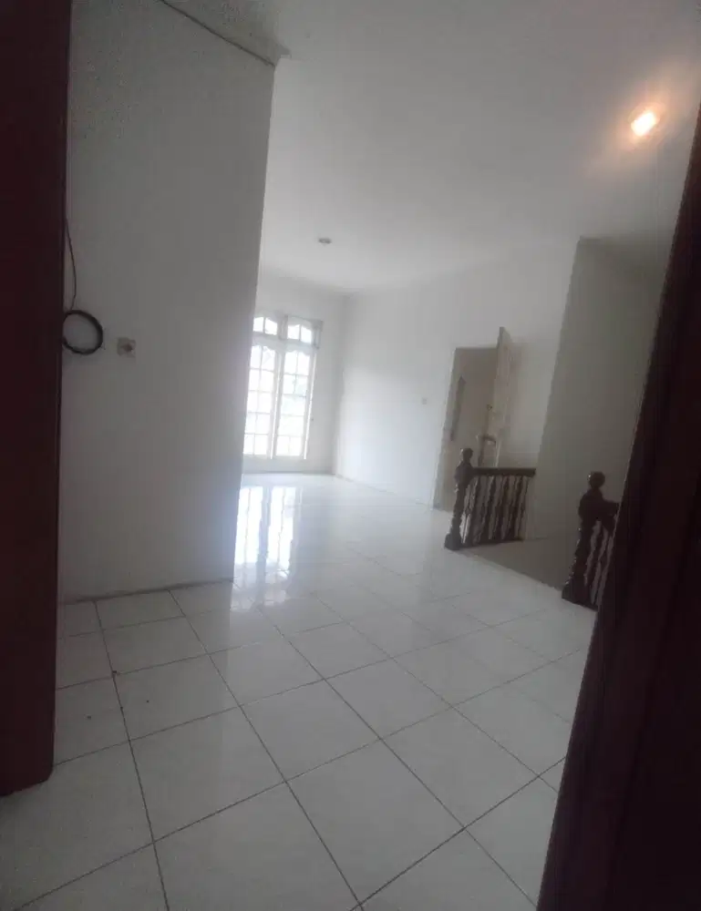 Disewa rumah murah dan luas 2 lantai di citra 2