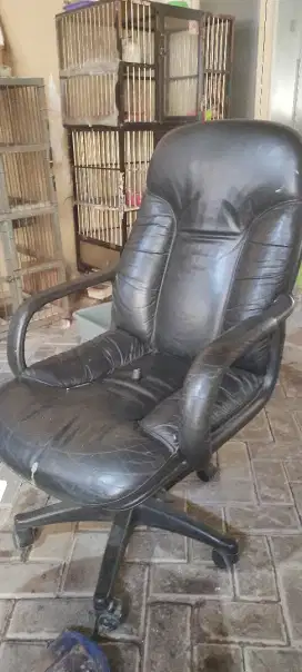 kursi/bangku kantor blm ada sobek kulitnya