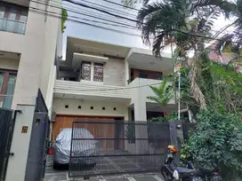 House in front of a park, quiet area