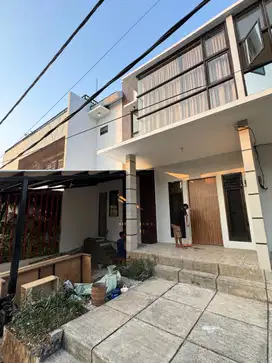 Disewakan Rumah Cluster Taman Beverly Cikarang (Semi-furnished)