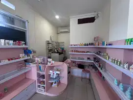 Rak toko kosmetik