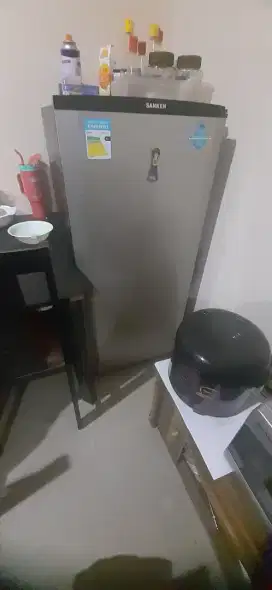 Jual cepat mau pindahan. Kulkas 1 pintu merk Sanken, msh dipakai mulus
