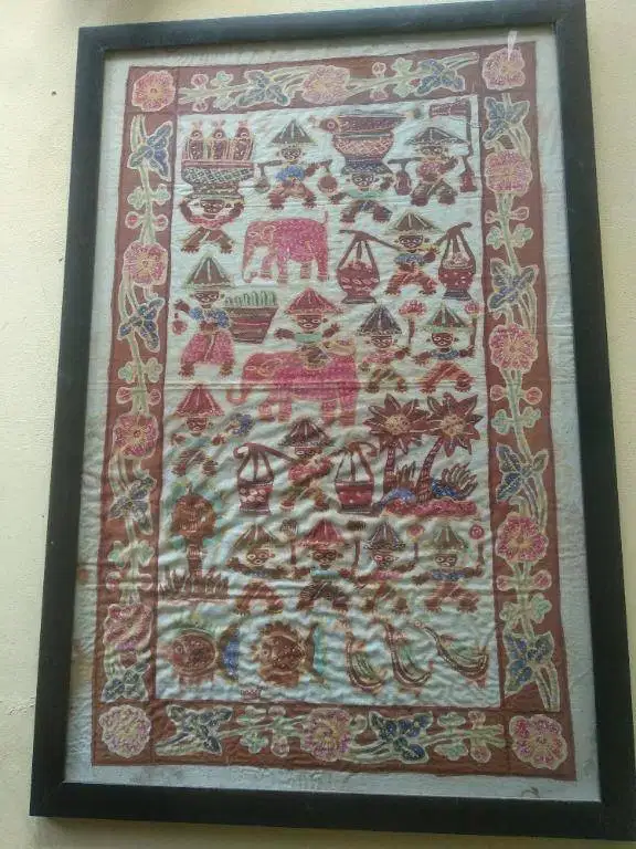 Bingkai Foto Kaca Besar Dengan Kain Etnik