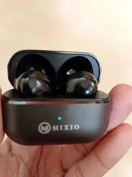 TWS MIXIO ORIGINAL DI JUAL KARENA SUDAH ADA YANG BARU RP. 200.0000