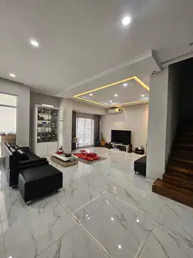 Rumah Keluarga Nyaman 2.5 Lantai di Green Lake City Cluster AL
