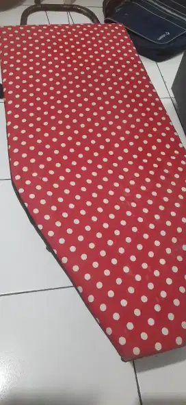 Meja setrika duduk lipat