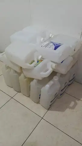 Jerigen bekas deterjen dan pembersih lantai