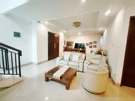 Jual rumah kota wisata