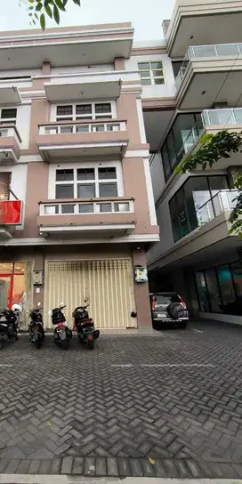 Ruko 3 Lantai Bagus di Rajawali Lokasi Menghadap Jalan Raya