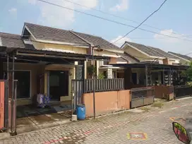 Rumah 2 kamar tidur, dengan jalan mobil simpangan Tlogomulyo Semarang