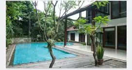 Rumah Kemang Kolam Renang dan Taman Besar di Jalan Benda Dalam  Jaksel