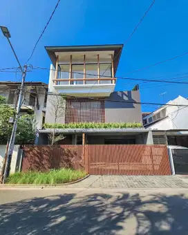 Rumah Pondok Indah Jual. BARU, Siap Huni. Lift, Private Pool