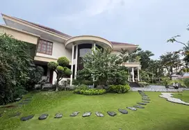 Dijual rumah mewah di Darmo Harapan Indah Regency