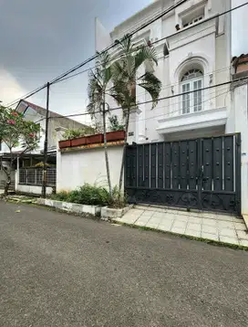 Jual rumah American classic 3 lantai di pondok indah Jakarta Selatan