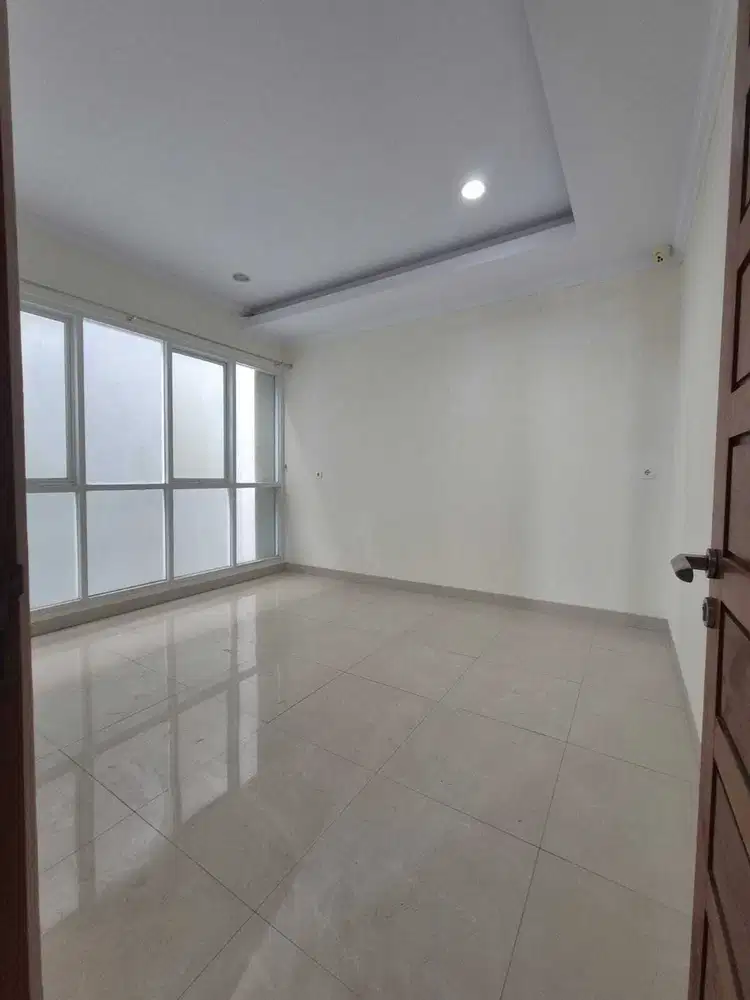 Dijual / disewa rumah taman palem Kt4+1 , 3,5lantai rapi siap huni