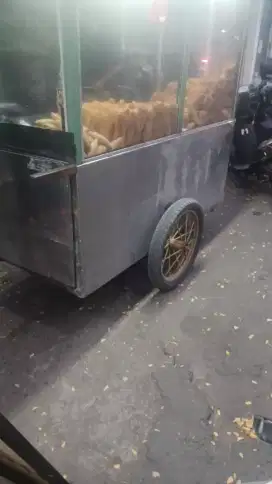 Lapak gorengan.