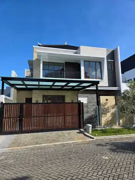 RUMAH SECOND LIKE NEW 2 LANTAI WATERFRONT CITRALAND WITH POOL