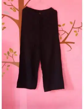 Celana hitam kain adem tidak menerawang