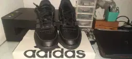 Sepatu Adidas Courtblack 42