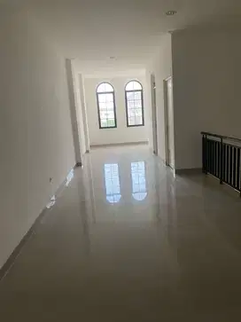 Disewa ruko 3 lantai dikawasan pik 2