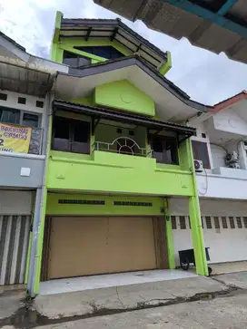 Ruko 3 Lantai Kondisi Terawat Kawasan Ramai di Taman Kopo Indah 1