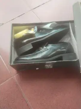 Sepatu kantor merk leonardo