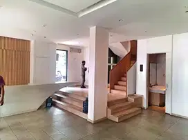 RUKO GANDENG 5 LANTAI HOEK ADA LIFT PANGLIMA POLIM SIAP HUNI