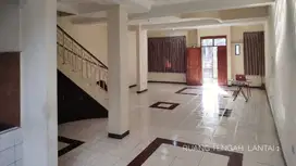 Disewakan Rumah 2.5 labtai di Kembar Mas