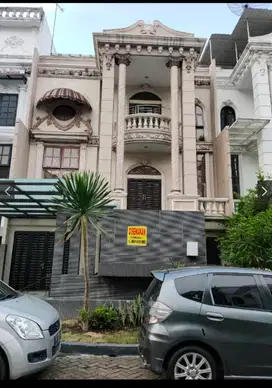 Disewakan villa kompleks palace residence polonia