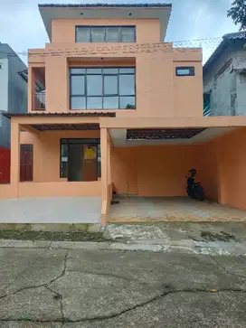 dikontrakkan rumah dua lantai siap huni di sentul city