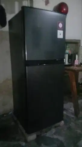 Sharp terbaru Kulkas 2 pintu baru pemakaian 3bulan garansi 1thn