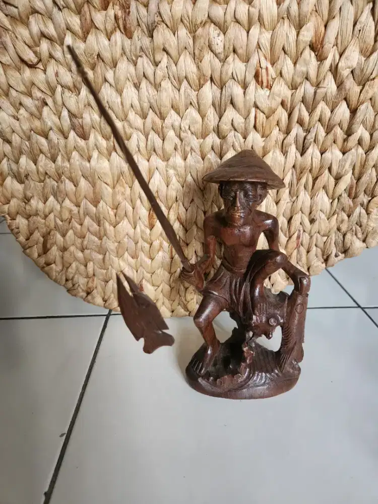 Patung Kayu Pak Tua Mancing