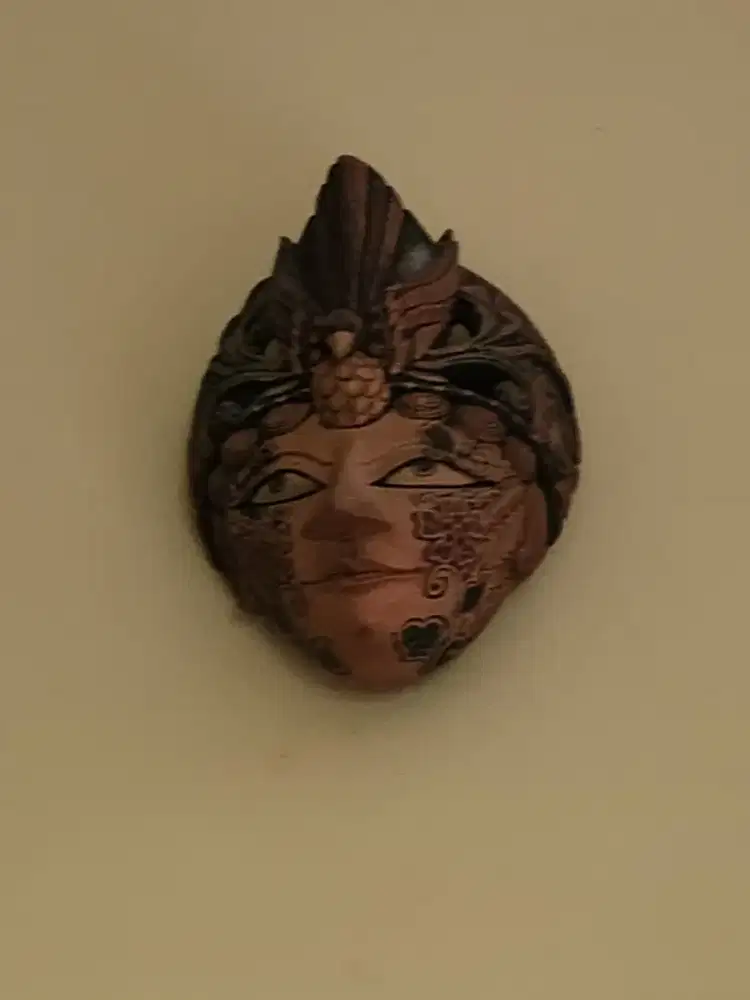 Dua Topeng Dari Kayu