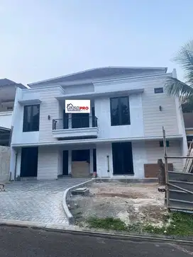 Dijua Rumah Proses Renov Total depan Taman di Kota Wisata Cibubur