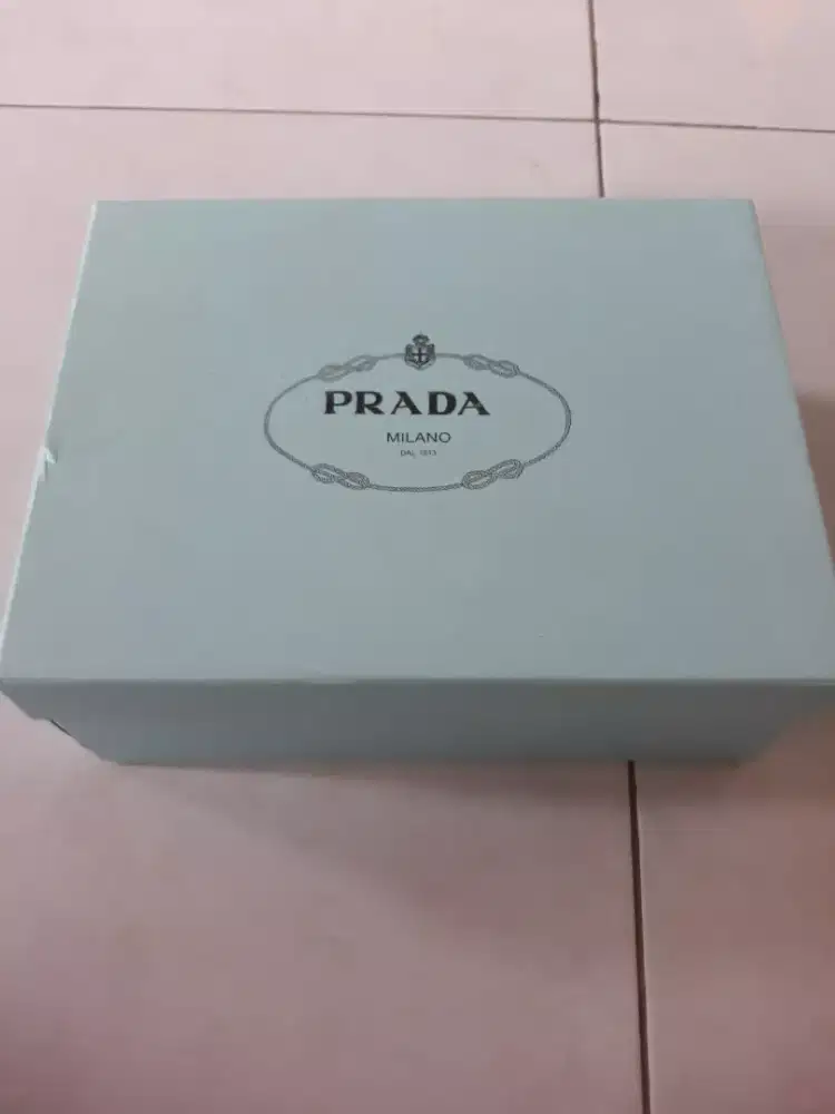 Sepatu sendal prada putih