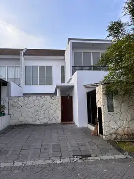 Disewakan rumah Forest Mansion Wiyung