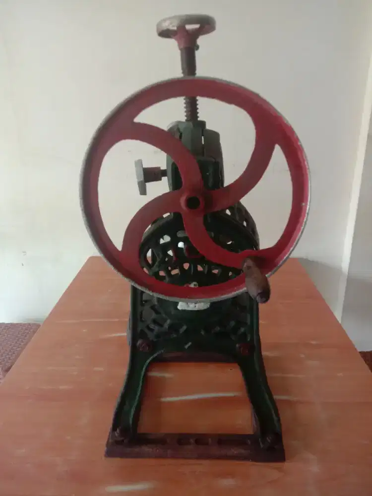 Mesin Serutan Es Batu