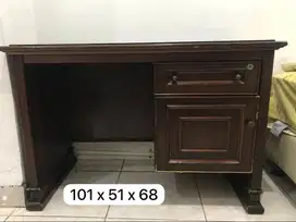 Meja kantor kayu